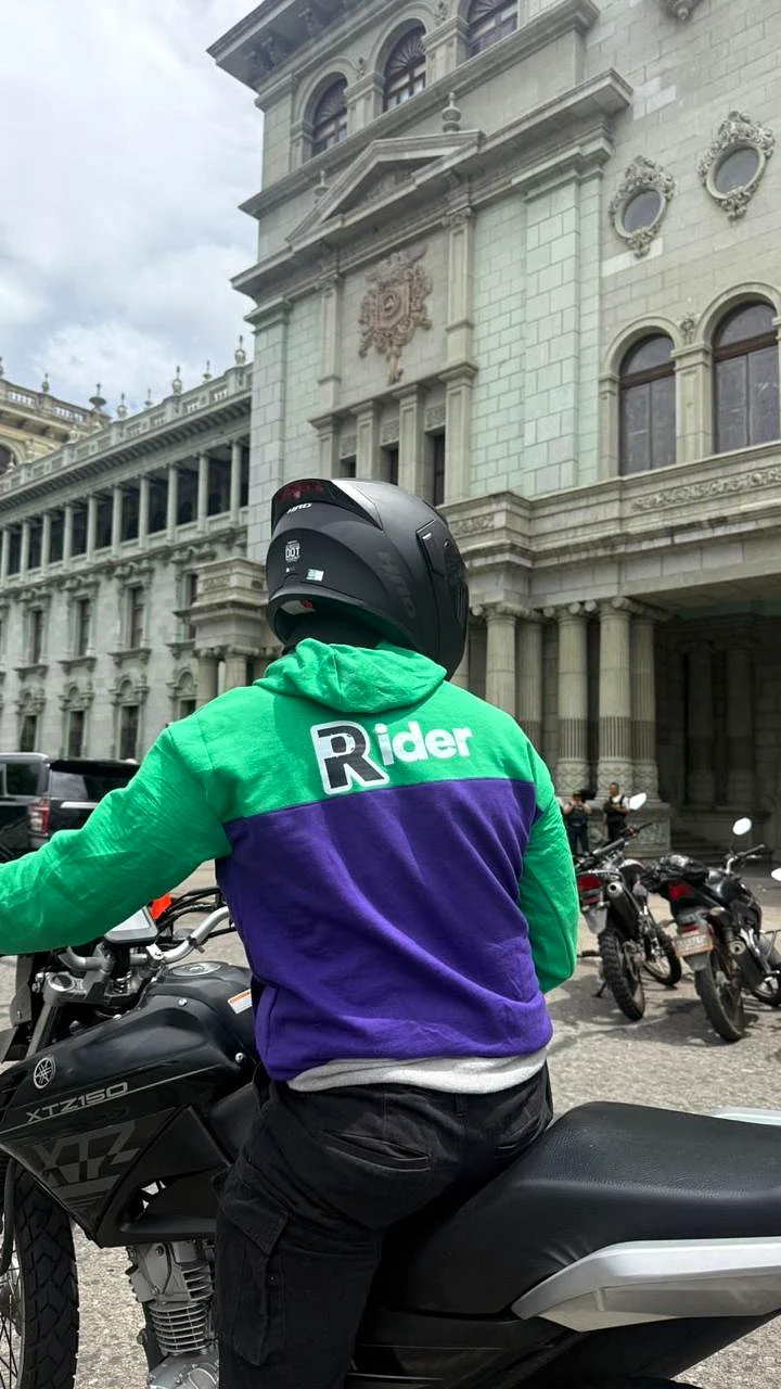 Piloto de Rider en moto frente al Palacio Nacional de Guatemala